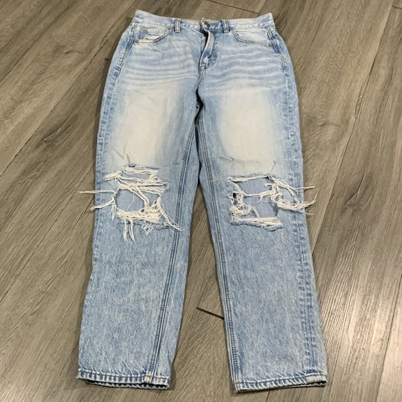 American Eagle “Mom Jean” Light Wash Distressed Busted Knee size 4Short - Picture 2 of 9